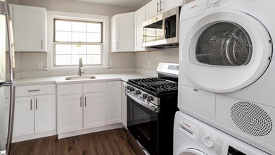 Building Photo - Tudor Court