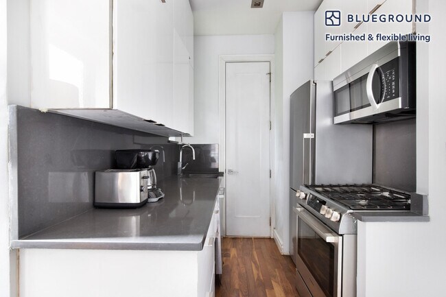 Building Photo - 52 Barrow St