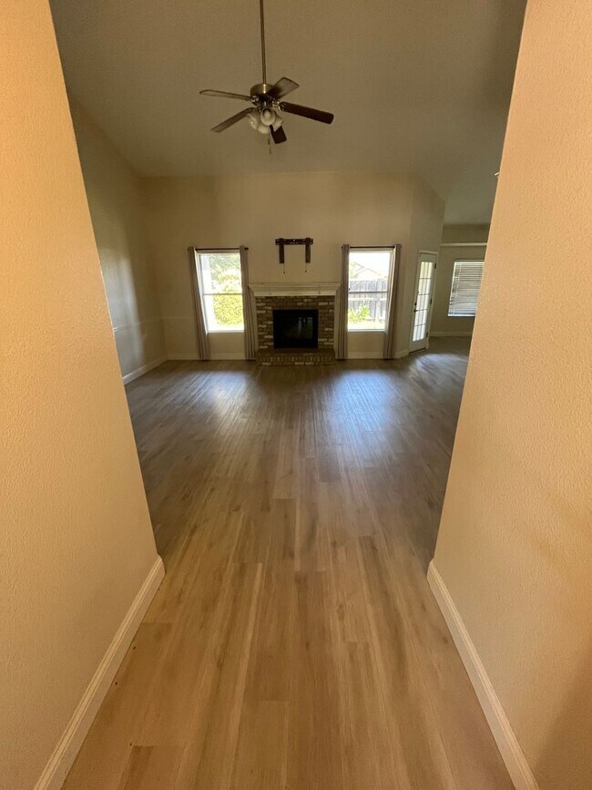 Foto del edificio - Beautiful Home for rent in Visalia, Ca