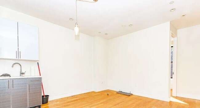 Foto del edificio - 40 Malcolm X Blvd