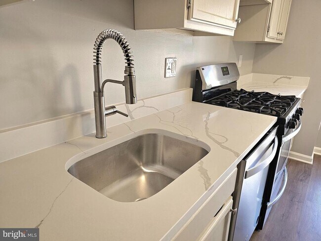 Building Photo - 4707 Gainsborough Dr
