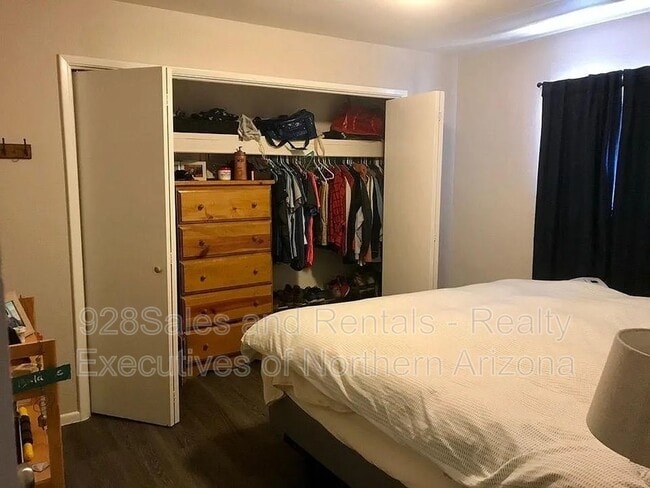 Foto del edificio - 906 W Summit Ave