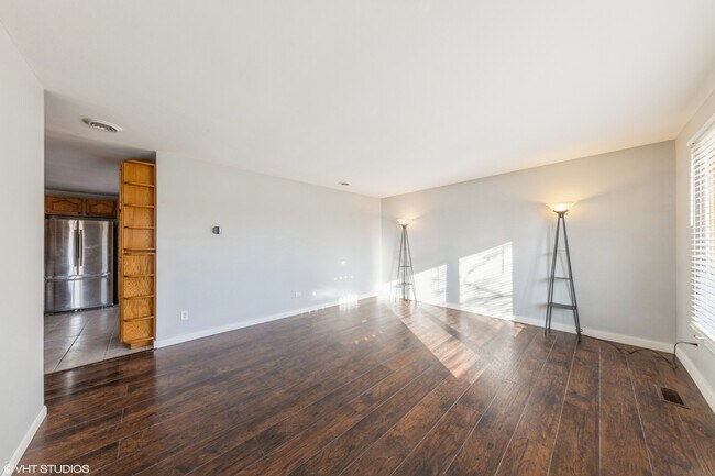 Building Photo - 9524 Elm Ave