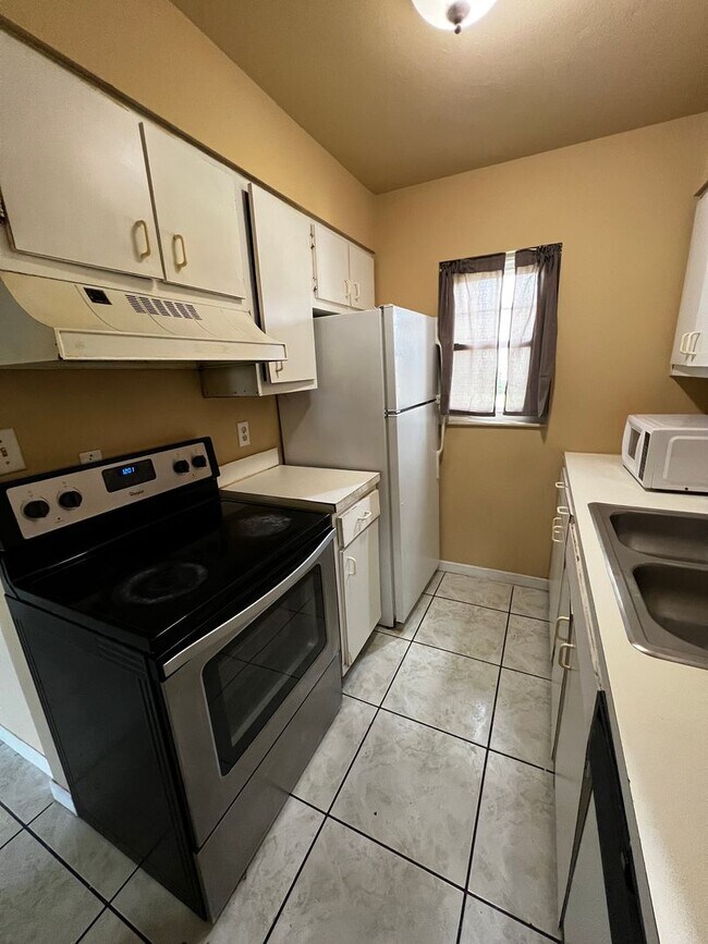 Foto del edificio - COMING SOON - 2 Bed 1 Bath Condo
