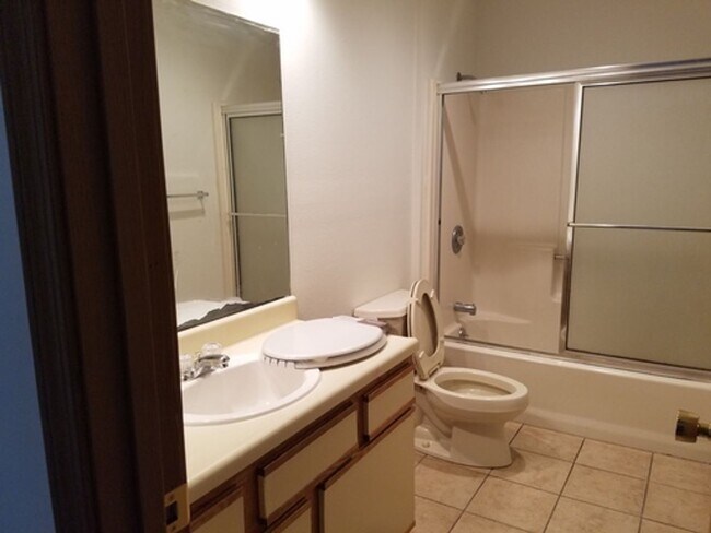 Foto del edificio - Great 3 Bed 2 Bath 2 Car Garage Flat Duplex- Pets ok!