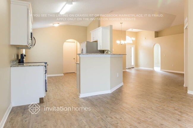 Building Photo - 1924 Corner Glen Dr