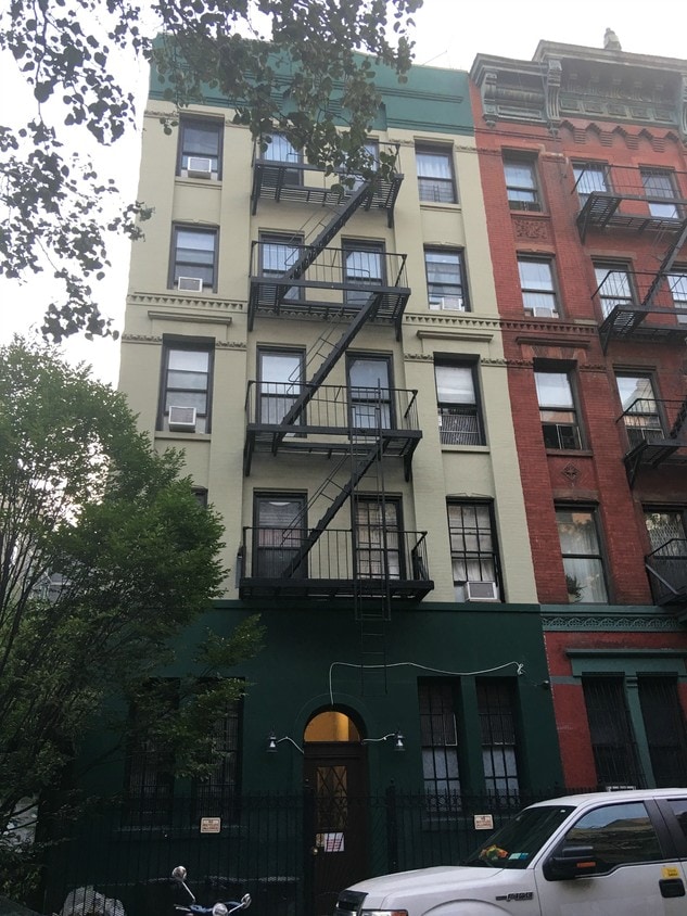 Building Photo - 605 E 11th St