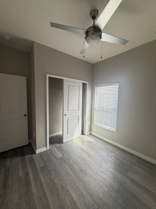 Foto del edificio - 26317 Explorer Rd
