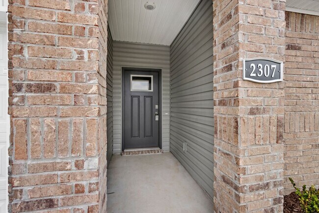 Building Photo - Like new Home!