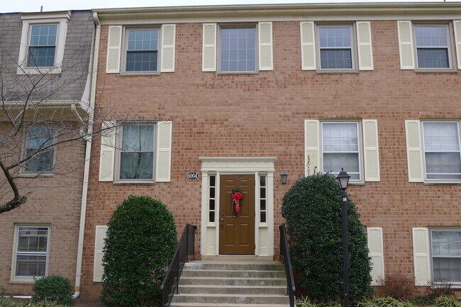 Building Photo - 6004 Westchester Park Dr