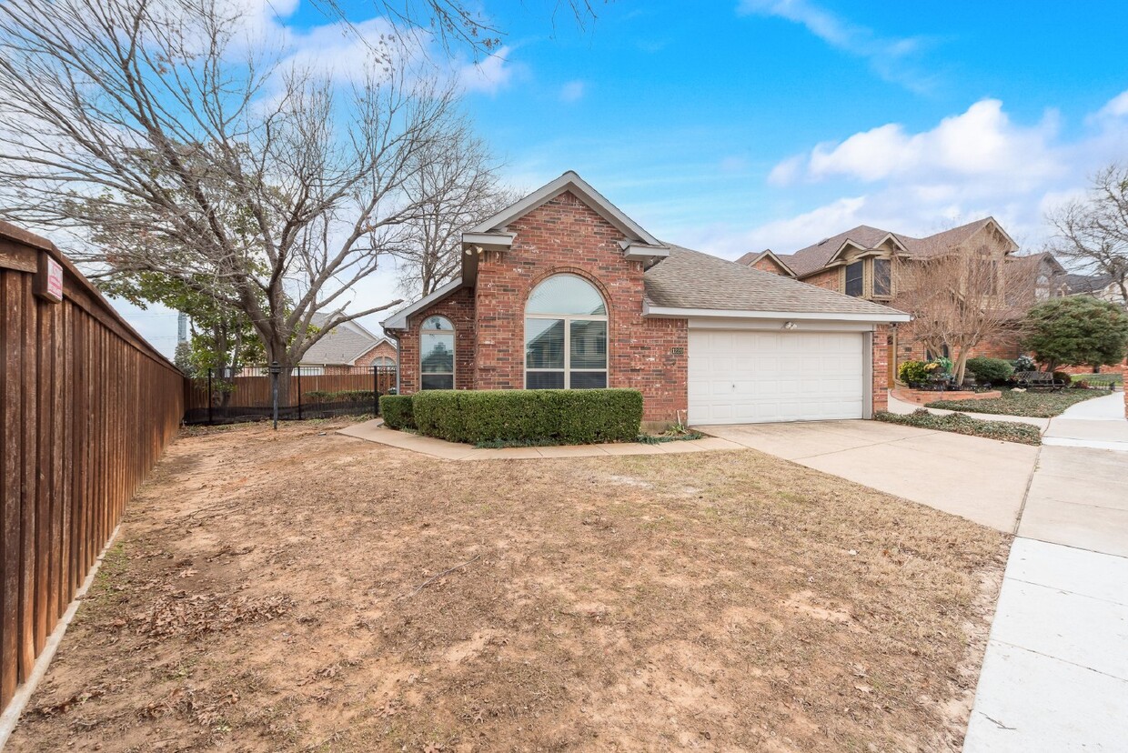 Foto principal - Garden haven 3 bed 2 bath home in H-E-B sc...