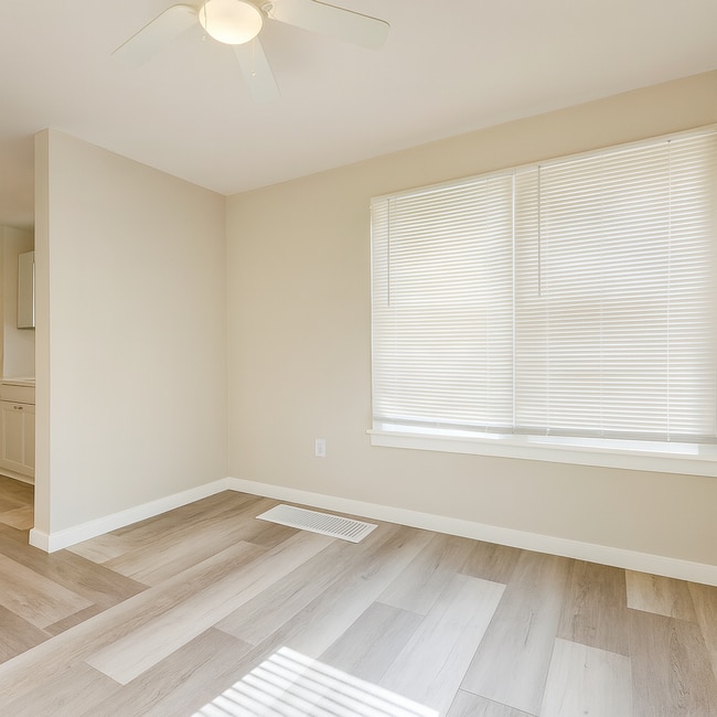Building Photo - 320-322 Goethals Dr