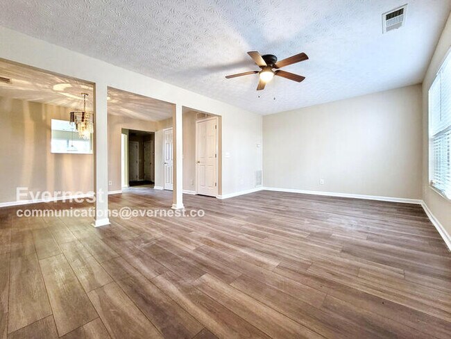 Foto del edificio - 5589 Strathmoor Manor Cir
