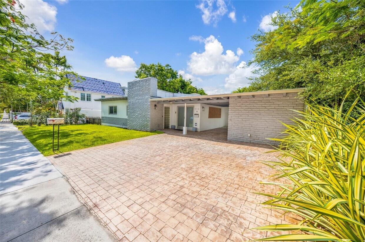 Foto principal - 910 NE 81st St