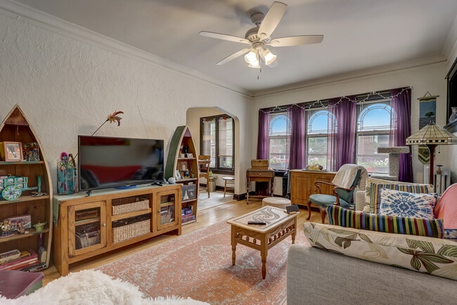 Foto del edificio - 4460 N Oakland Ave