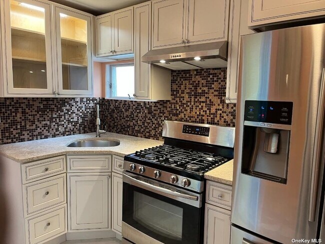 Foto del edificio - 99-61 163rd Rd