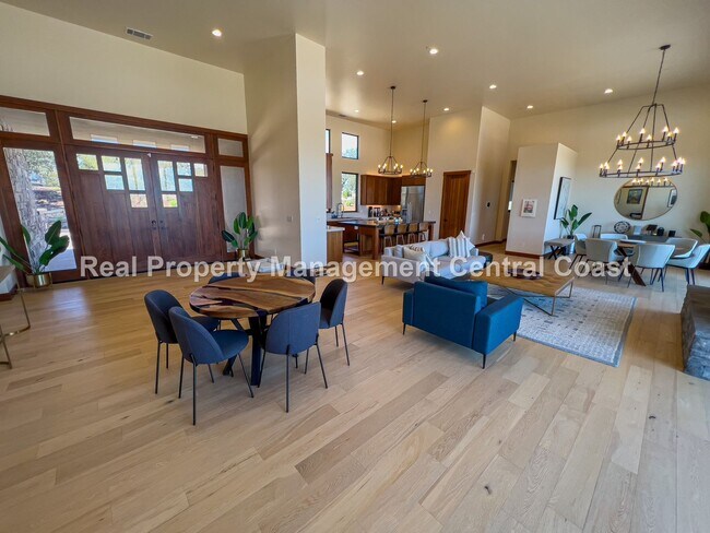 Building Photo - AVAILABLE NOW - Fully Furnished Luxury Hom...