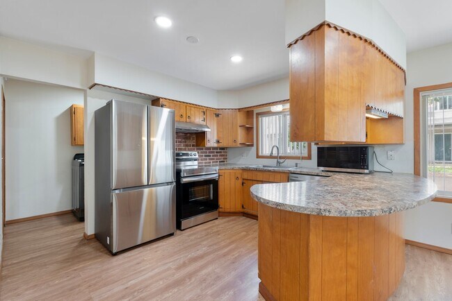 Foto del edificio - Charming 3-Bedroom Home with Modern Amenities