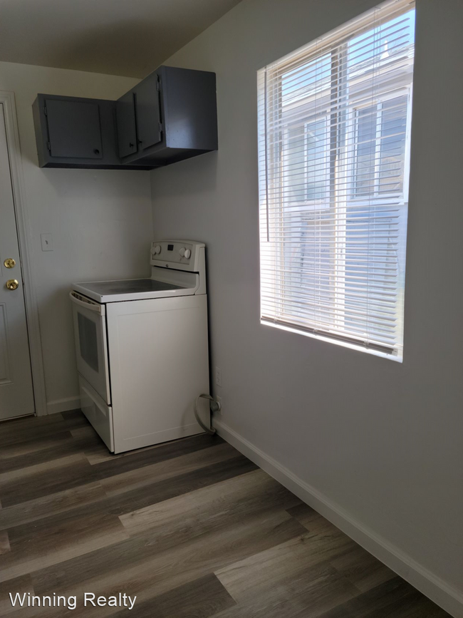 Building Photo - 2 br, 1 bath House - 180 North Jones Street 2
