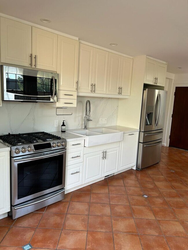 Foto del edificio - Gorgeous 2 Bedroom/1.5 Bath Two Story Home...