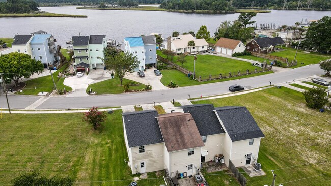 Foto del edificio - 88 Shoreline Dr