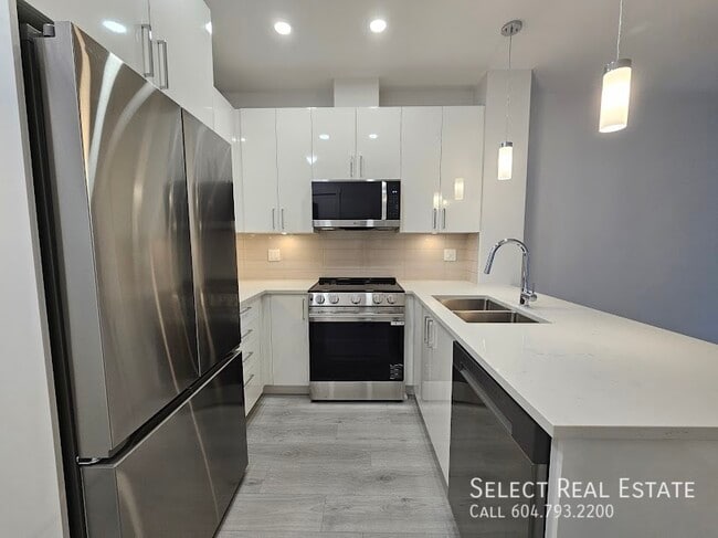 Building Photo - 33886 Pine St