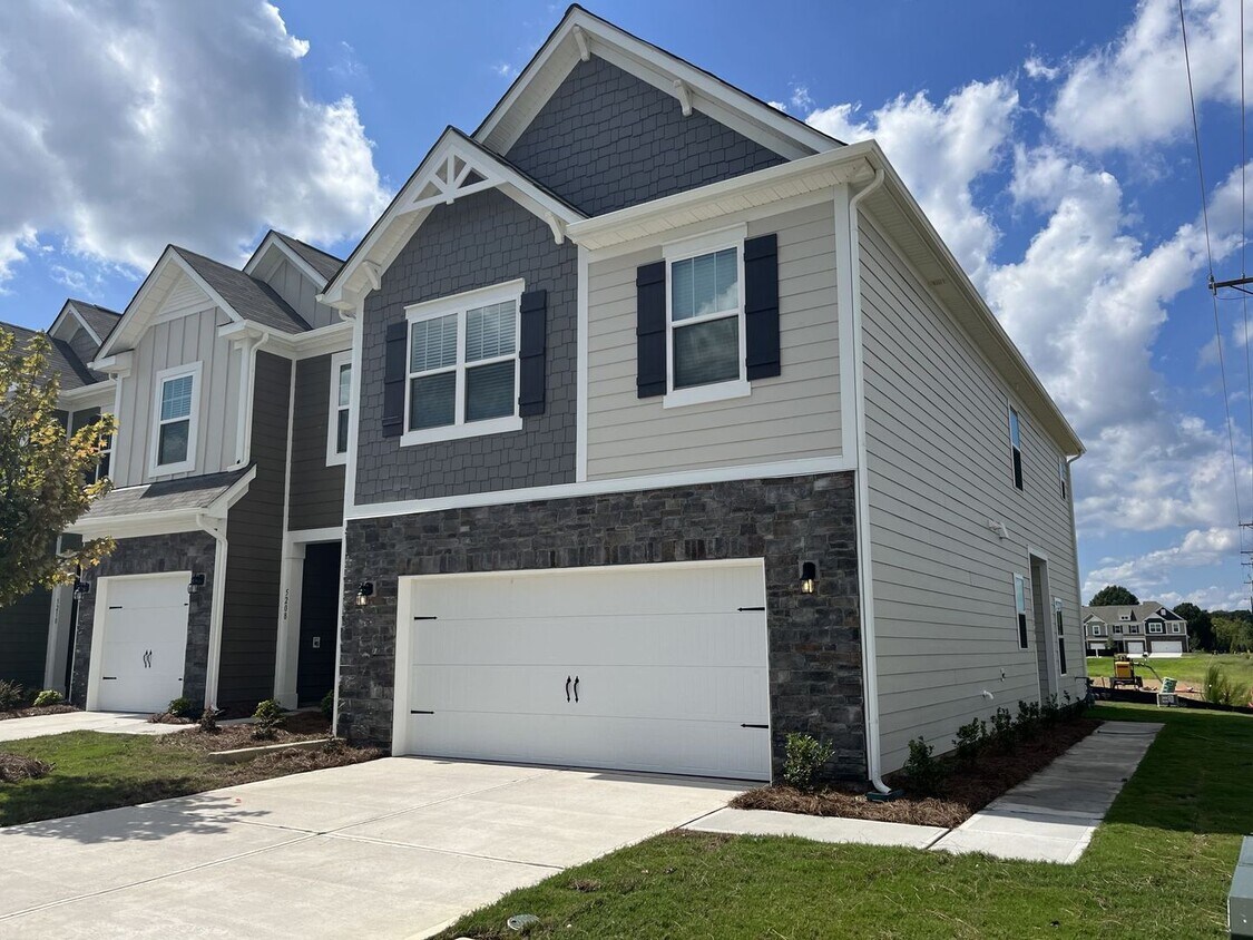 Primary Photo - Newer 3 Bed + Loft Townhome in Monroe