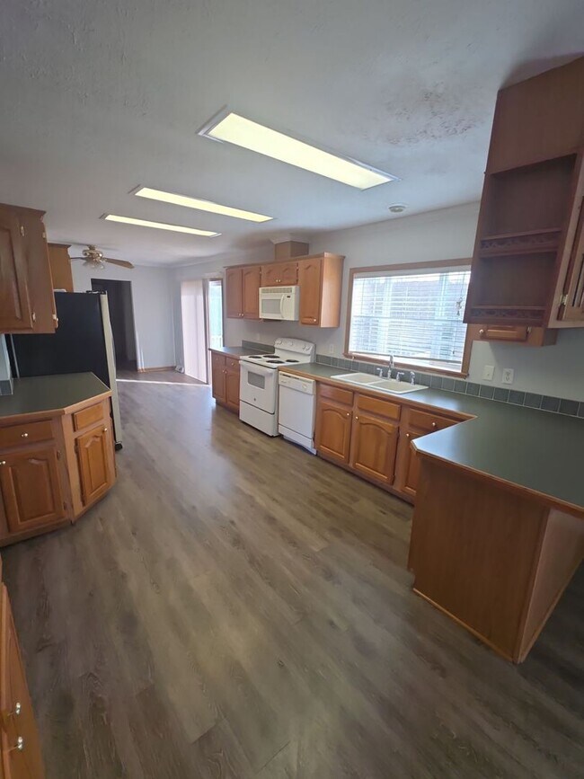 Foto del edificio - 124 Lake Ln