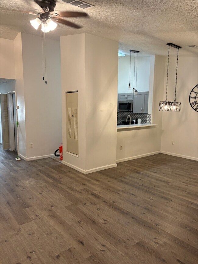 Open concept, living room & dining room - 931 Edpas Rd