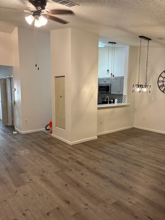 Open concept, living room & dining room - 931 Edpas Rd