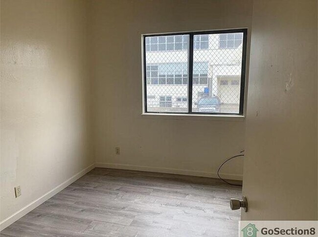 Building Photo - 3 bedroom in San Francisco CA 94124