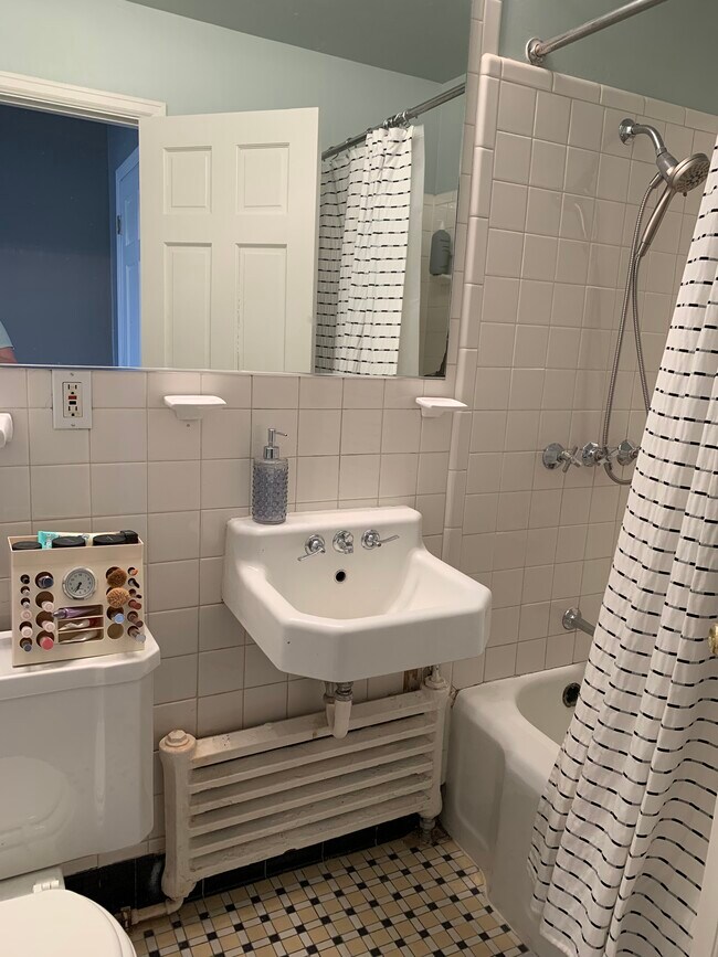 Bath - 2052 N Summit Ave