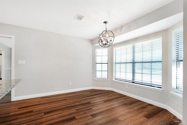 Foto del edificio - 323 Twisted Oak Dr