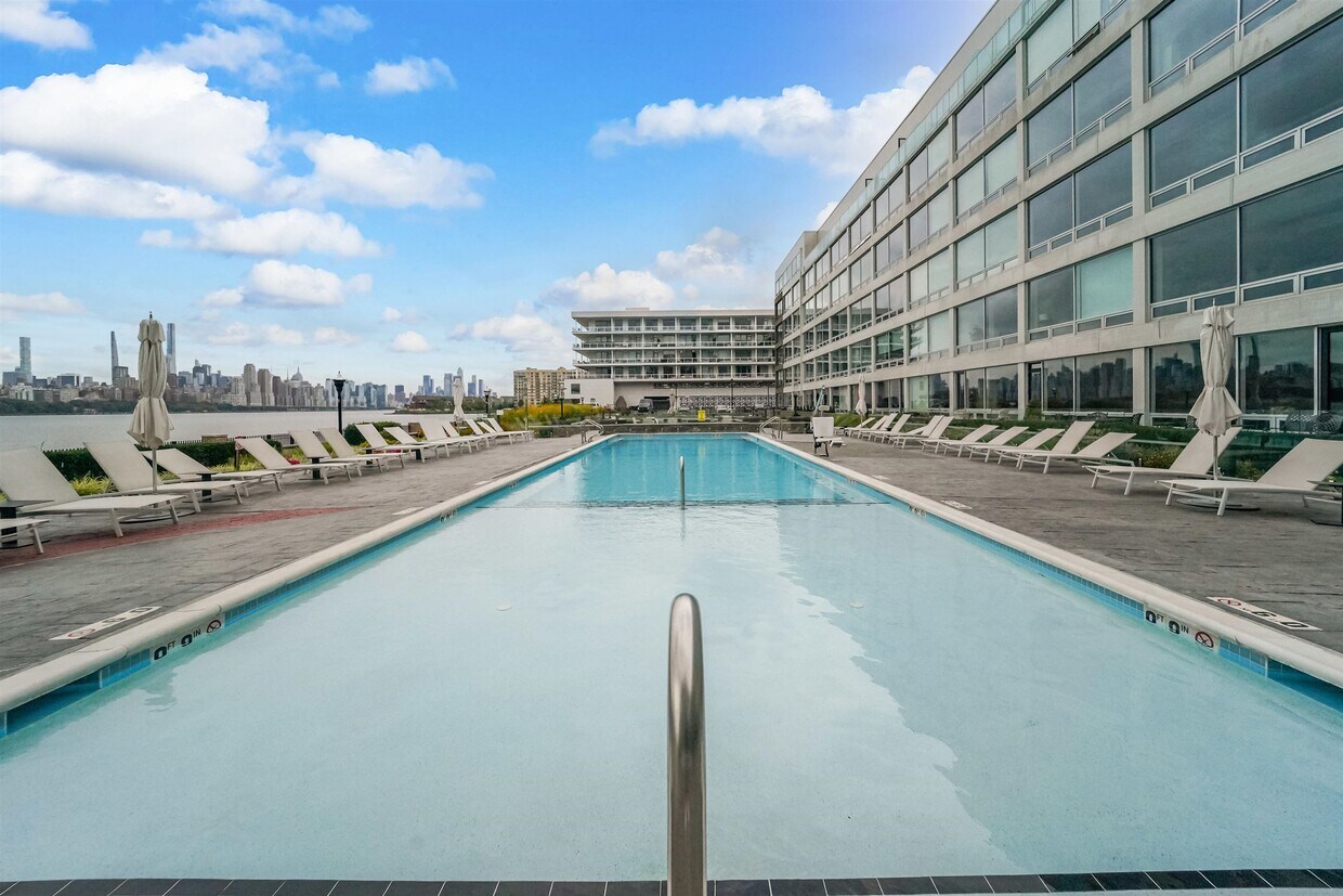 9 Somerset Ln Unit 519, Edgewater, NJ 07020 Condo for Rent in