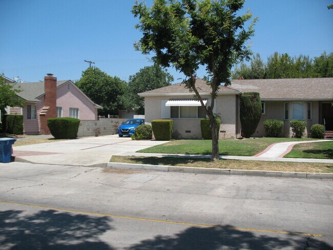 Entrada de vehículos grande y sobredimensionada tipo "estacionamiento" - 3121 W Wyoming Ave