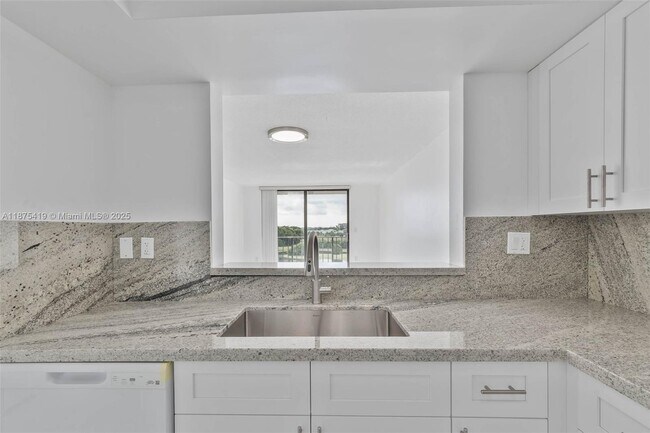 Foto del edificio - 9682 Fontainebleau Blvd