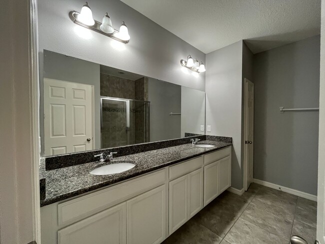Building Photo - Immaculate 3 bedroom, 2 bath, townhome in ...
