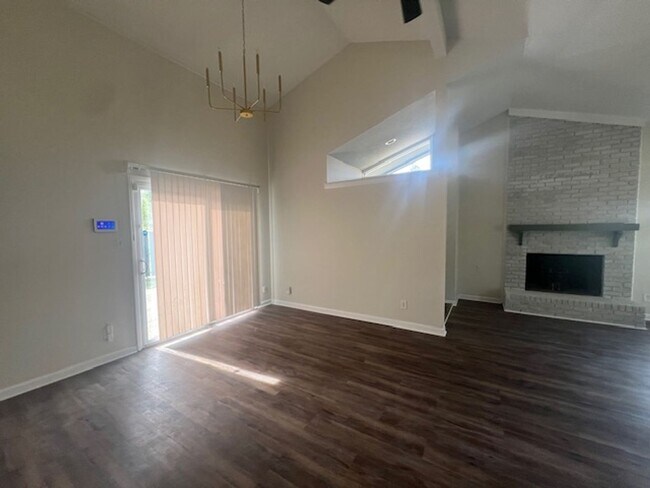 Foto del edificio - 5913 Rustlewood Dr