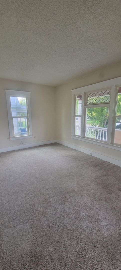 Building Photo - Large Single Family Home - Many Updates