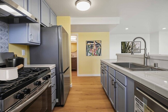 Building Photo - 3 Bed 2 Bath Apartment