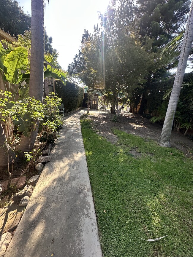 Foto del edificio - 2538 1/2 Military Ave