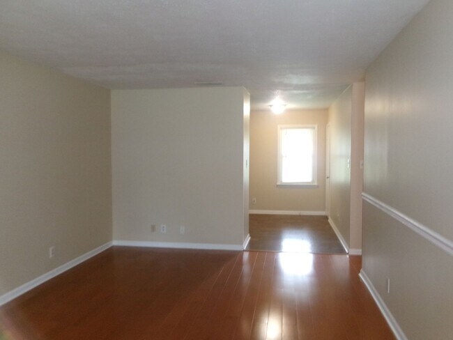 Building Photo - 2 bedroom duplex apartment off Forestbrook...