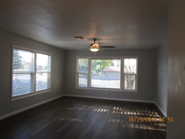 Building Photo - 1604 Elm St