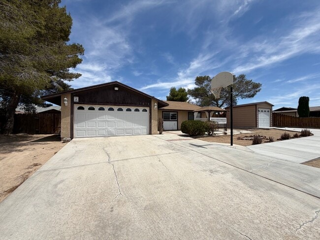 Building Photo - 3 Bedroom 2 Bathroom House with 2 Car Garage Located in Lenwood