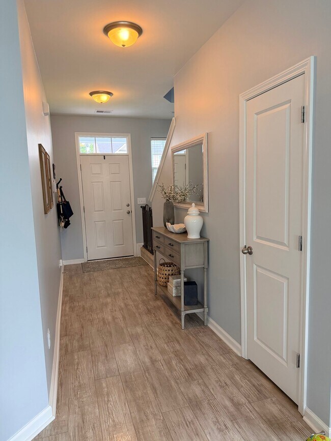 Foto del edificio - 1355 Hermitage Ln