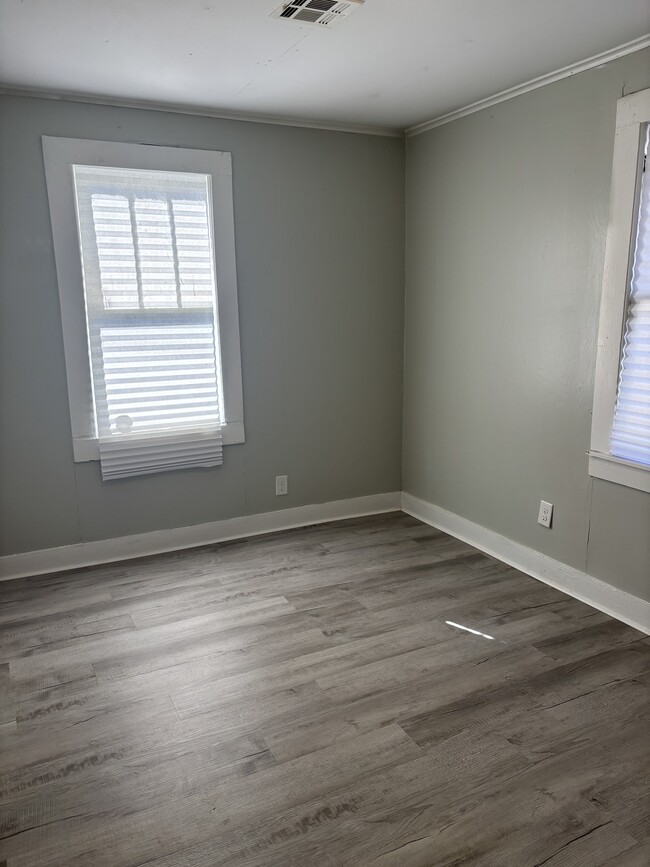 Building Photo - 801 N St Antoine St