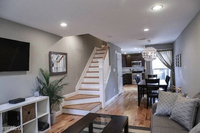 Building Photo - 3 br, 2 bath Townhome - 325 S Regester St