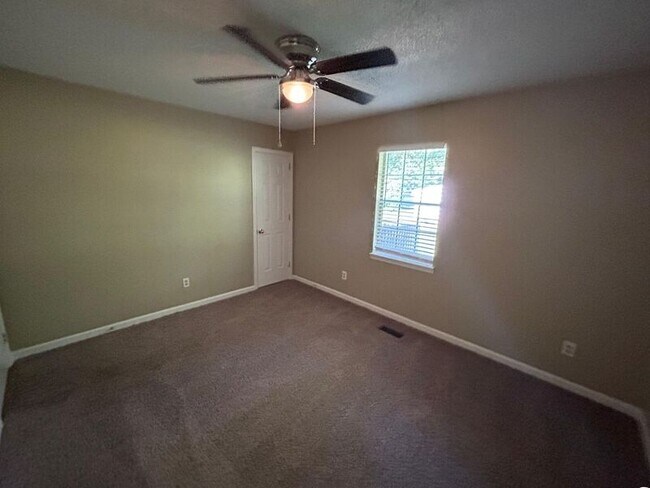 Building Photo - 6881 Briarwood Dr