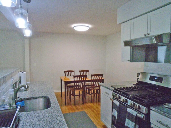 Building Photo - 616 Leona Dr