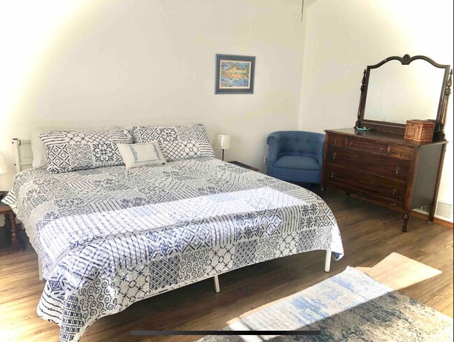 king bedroom - 8659 Chancellor Dr